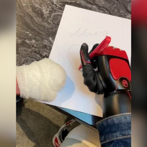 Костомаров пишет бионической рукой: вот первое слово спортсмена