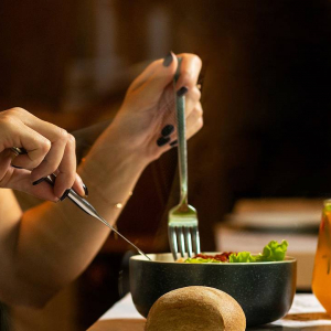 Врач рассказала о пугающих симптомах после приема пищи