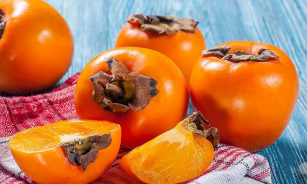 Почему и кому нельзя есть хурму