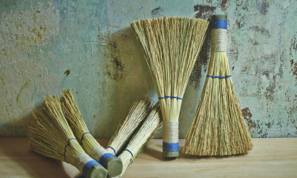 Как с помощью веника привлечь удачу и деньги в дом